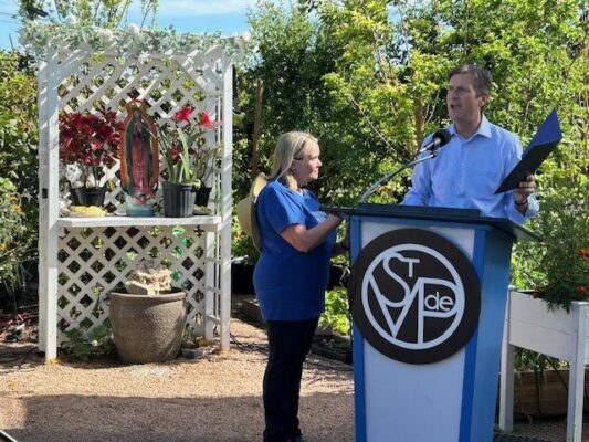 Award Mary Ann & Congressman Greg Stanton